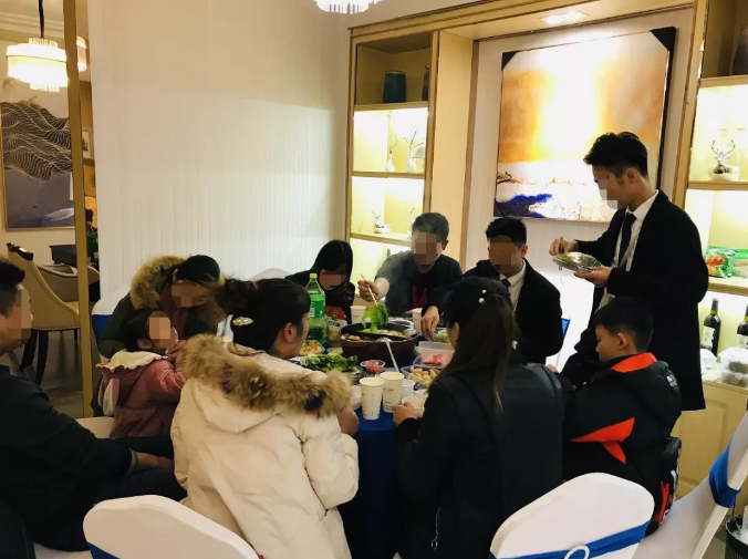 暖冬火鍋宴熱辣開席，老友變新鄰，理想開涮！